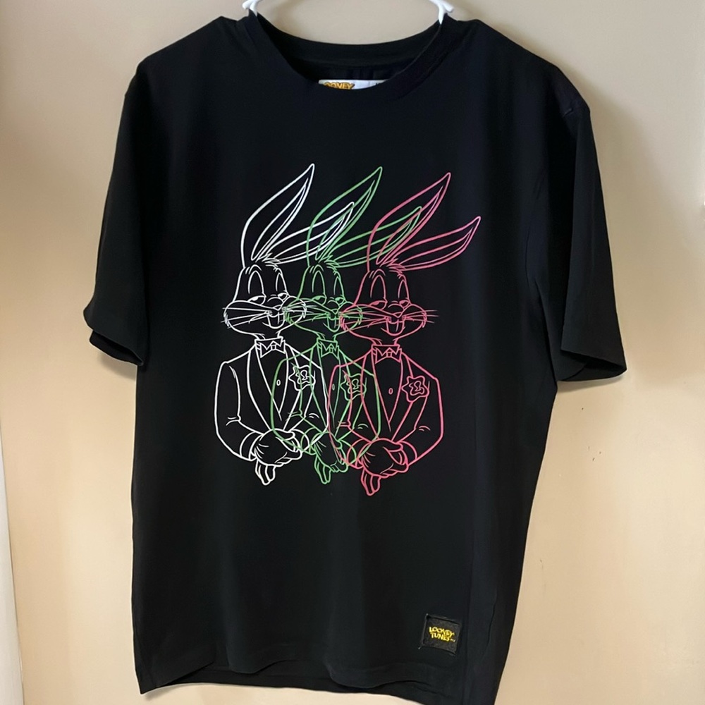 Looney Tunes. Black T-shirt with triple bugs bunny print in a tuxedo M